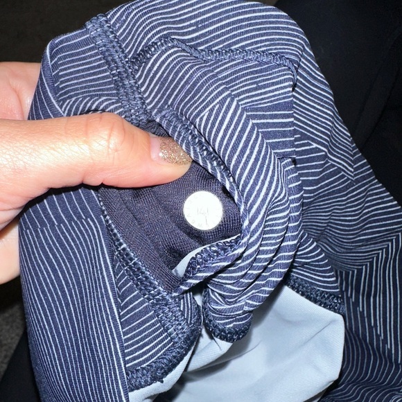 [Like New] Lululemon Wunder Under Crop (Hi-Rise) (Full-On Luxtreme 21") - Picture 7 of 7